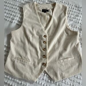NWOT Evereve corduroy vest
Large
Cream